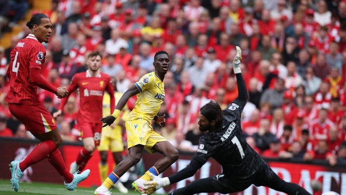 Soccer Football - Premier League - Liverpool v Crystal Palace - Anfield, Liverpool, Britain - May 25, 2025 Crystal Palaces Ismaila Sarr scores their first goal past Liverpools Alisson Becker REUTERS/Phil Noble EDITORIAL USE ONLY. NO USE WITH UNAUTHORIZED AUDIO, VIDEO, DATA, FIXTURE LISTS, CLUB/LEAGUE LOGOS OR LIVE SERVICES. ONLINE IN-MATCH USE LIMITED TO 120 IMAGES, NO VIDEO EMULATION. NO USE IN BETTING, GAMES OR SINGLE CLUB/LEAGUE/PLAYER PUBLICATIONS. PLEASE CONTACT YOUR ACCOUNT REPRESENTATIVE FOR FURTHER DETAILS..