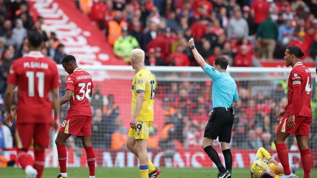 Soccer Football - Premier League - Liverpool v Crystal Palace - Anfield, Liverpool, Britain - May 25, 2025 Liverpool's Ryan Gravenberch is shown a red card by referee Darren England REUTERS/Phil Noble EDITORIAL USE ONLY. NO USE WITH UNAUTHORIZED AUDIO, VIDEO, DATA, FIXTURE LISTS, CLUB/LEAGUE LOGOS OR 'LIVE' SERVICES. ONLINE IN-MATCH USE LIMITED TO 120 IMAGES, NO VIDEO EMULATION. NO USE IN BETTING, GAMES OR SINGLE CLUB/LEAGUE/PLAYER PUBLICATIONS. PLEASE CONTACT YOUR ACCOUNT REPRESENTATIVE FOR FURTHER DETAILS..