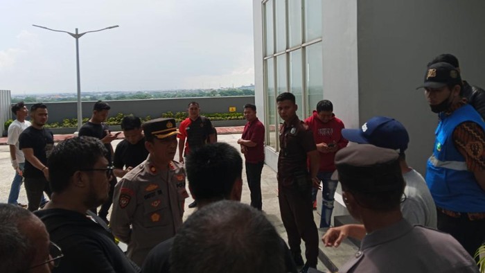 Lokasi temuan mayit wanita disangka  bunuh diri di Icon Apartement Gresik.