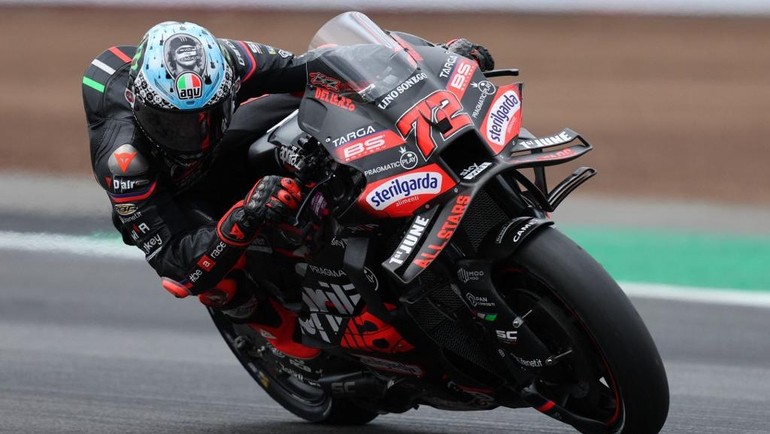 Nasib apes yang dialami Quartararo selanjutnya dimanfaatkan Marco Bezzecchi untuk memenangkan race MotoGP Inggris 2025. (Foto: AFP/ADRIAN DENNIS)