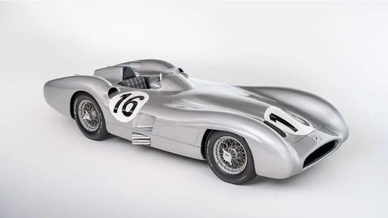 Mobil F1 termahal adalah W 196 R Stromlinienwagen tahun 1954 yang juga pernah dikemudikan Fangio dan Stirling Moss. Mobil antik ini laku di harga 52,52 juta Dolar atau sekitar 854 miliar Rupiah dalam lelang pada Maret 2025. Foto: Dok. RM Sothebys