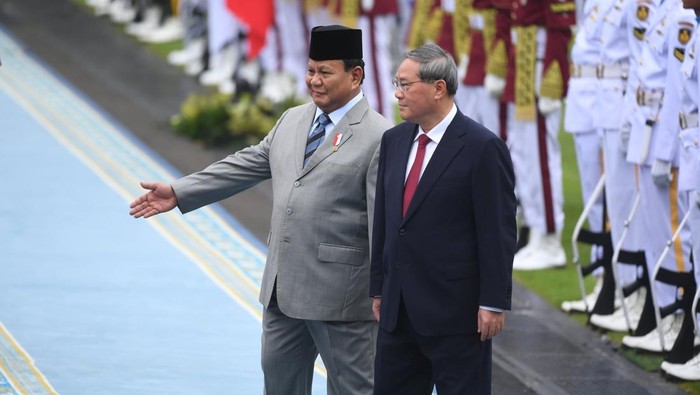 Presiden Prabowo Subianto (kiri) bersama dengan Perdana Menteri Tiongkok Li Qiang (kanan) melakukan jajaran inspeksi selama upacara negara bagian di Istana Merdeka, Jakarta, Minggu (5/25/2025). Kunjungan negara Perdana Menteri Li Qiang di Istana Presiden Jakarta untuk memperkuat dan meningkatkan hubungan bilateral antara Indonesia dan Cina dan memperkuat kerja sama di berbagai bidang strategis kedua negara. Antara Foto/Hafidz Mubarak A
