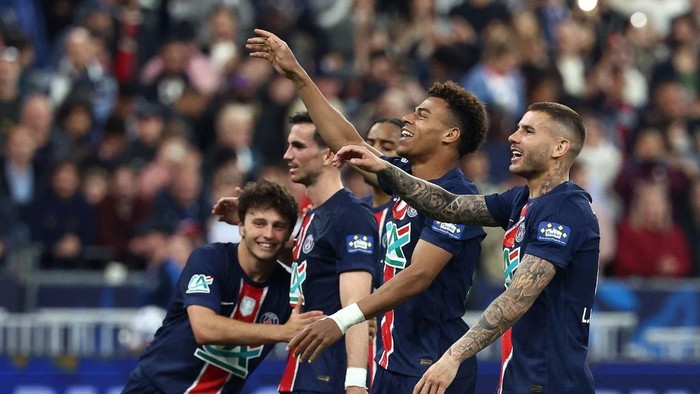 Paris Saint-Germain Paris Saint-Germains French midfielder #14 Desire Doue (C) and Paris Saint-Germains French defender #21 Lucas Hernandez (R) celebrate with teammates after winning the French Cup final football match between Paris Saint-Germain (PSG) and Stade de Reims at the Stade de France in Saint-Denis, north of Paris, on May 24, 2025. (Photo by Franck FIFE / AFP)