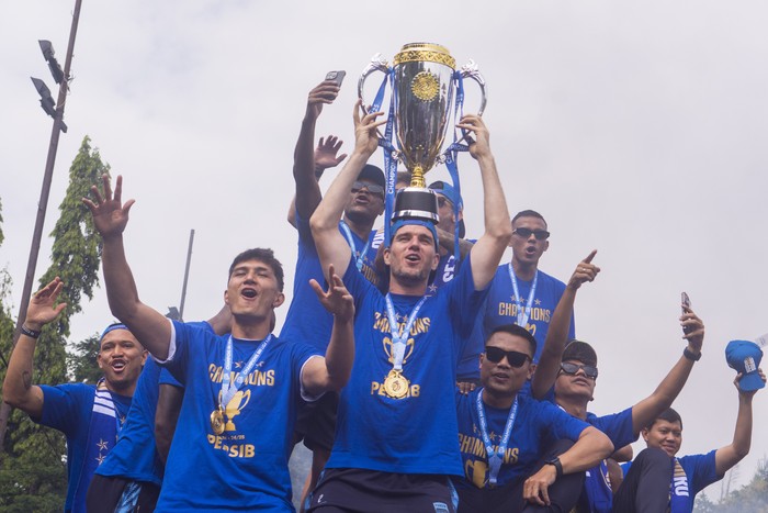 Pawai Persib Bandung Juara Liga 1 Disambut Antusias Warga Bandung Tim Persib Bandung membawa trofi BRI Liga 1 2024/2025 saat pawai di Jalan Wastukencana, Bandung, Jawa Barat, Minggu (25/5/2025). Tim Persib Bandung melakukan pawai dari Balai Kota Bandung ke Gedung Sate yang diikuti ribuan warga untuk merayakan keberhasilan tim berjuluk Maung Bandung itu menjuarai Liga 1. ANTARA FOTO/Novrian Arbi