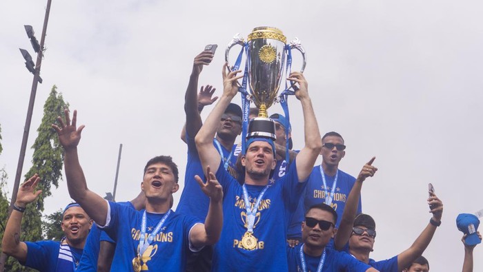 Pawai Persib Bandung Juara Liga 1 Disambut Antusias Warga Bandung Tim Persib Bandung membawa trofi BRI Liga 1 2024/2025 saat pawai di Jalan Wastukencana, Bandung, Jawa Barat, Minggu (25/5/2025). Tim Persib Bandung melakukan pawai dari Balai Kota Bandung ke Gedung Sate yang diikuti ribuan warga untuk merayakan keberhasilan tim berjuluk Maung Bandung itu menjuarai Liga 1. ANTARA FOTO/Novrian Arbi