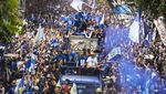 Pawai Persib Bandung Juara Liga 1 Disambut Antusias Warga Bandung