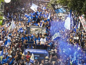 Pawai Persib Bandung Juara Liga 1 Disambut Antusias Warga Bandung Pawai Persib Bandung Juara Liga 1 Disambut Antusias Warga Bandung
