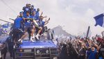 Pawai Persib Bandung Juara Liga 1 Disambut Antusias Warga Bandung