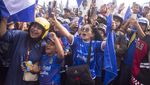 Pawai Persib Bandung Juara Liga 1 Disambut Antusias Warga Bandung