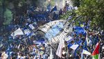 Pawai Persib Bandung Juara Liga 1 Disambut Antusias Warga Bandung