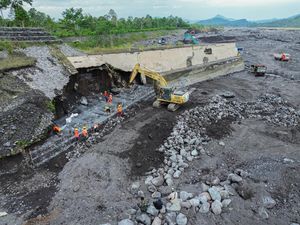 Pemprov Jatim Mulai Perbaikan Tanggul Lahar Hujan Semeru di Lumajang Pemprov Jatim Mulai Perbaikan Tanggul Lahar Hujan Semeru di Lumajang