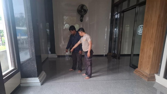 Pencurian iPhone 13 di salah satu masjid di Lamongan. Pencurian iPhone 13 di salah satu masjid di Lamongan.