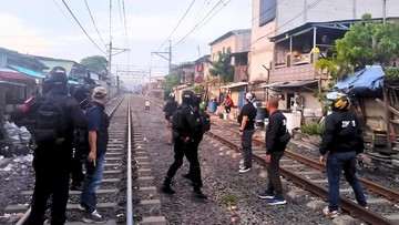 Polisi Menggerebek Kampung Bahari, Menangkap 9 Orang dan Menyita Narkoba serta Senjata