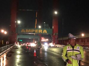 Tabrakan Motor di Jembatan Ampera, 1 Orang Tak Sadarkan Diri