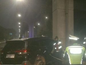 Mobil Dikendarai Mahasiswa Tabrak Tiang LRT Palembang, 4 Orang Dilarikan ke RS