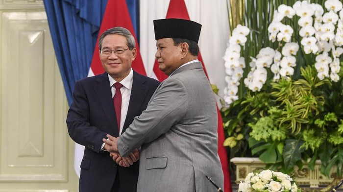 Presiden Prabowo Subianto (kanan) berjabat tangan dengan Perdana Menteri China Li Qiang (kiri) usai menyaksikan penandatanganan kerja sama antara Indonesia dengan China di Istana Merdeka, Jakarta, Minggu (25/5/2025). Pemerintah RI dan China memperkuat kemitraan strategis dengan melakukan 12 kesepakatan dimana empat poin kerja sama dilakukan oleh masing-masing pejabat tinggi kedua negara. ANTARA FOTO/Galih Pradipta