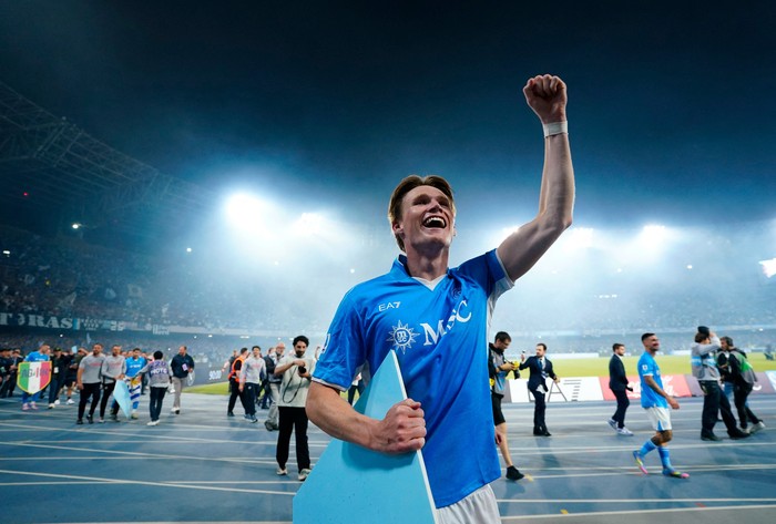 Soccer Football - Serie A - Napoli v Cagliari - Stadio Diego Armando Maradona, Naples, Italy - May 23, 2025 Napolis Scott McTominay celebrates after winning Serie A REUTERS/Matteo Ciambelli