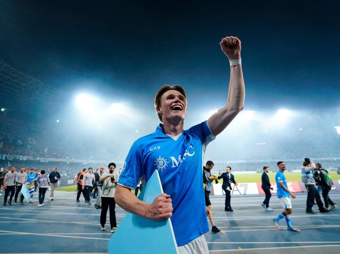 Soccer Football - Serie A - Napoli v Cagliari - Stadio Diego Armando Maradona, Naples, Italy - May 23, 2025 Napoli's Scott McTominay celebrates after winning Serie A REUTERS/Matteo Ciambelli
