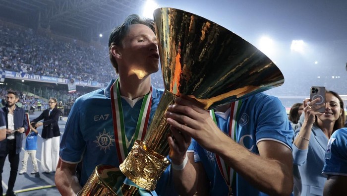 Soccer Football - Serie A - Napoli v Cagliari - Stadio Diego Armando Maradona, Naples, Italy - May 24, 2025 Napolis Scott McTominay kisses the trophy as he celebrates winning Serie A REUTERS/Remo Casilli