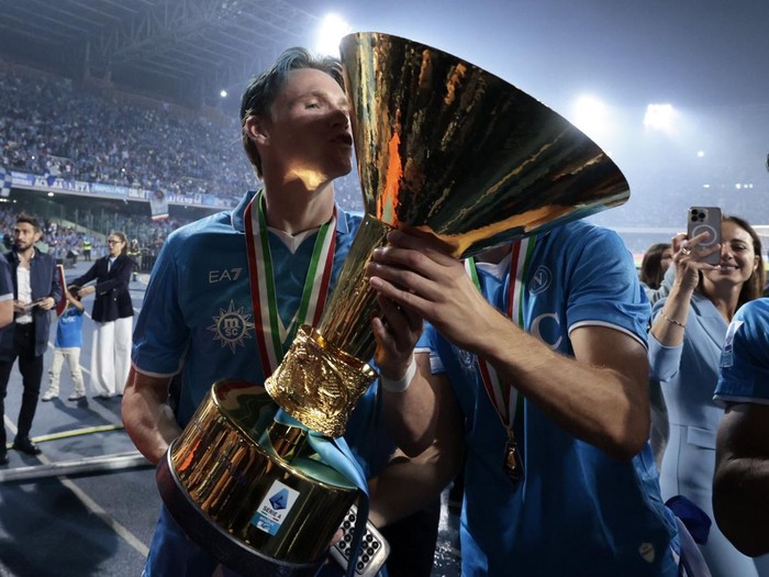 Soccer Football - Serie A - Napoli v Cagliari - Stadio Diego Armando Maradona, Naples, Italy - May 24, 2025 Napoli's Scott McTominay kisses the trophy as he celebrates winning Serie A REUTERS/Remo Casilli