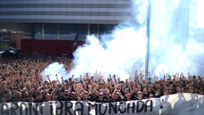 Soccer Football - Serie A - AC Milan v Monza - Milan, Italy - May 24, 2025 AC Milan's Curva Sud fans stage a peaceful protest outside the club's headquarters ahead of the final match of the season against Monza to voice discontent with owner Gerry Cardinale of RedBird Capital and management following a disappointing season that saw the team miss out on European competition REUTERS/Daniele Mascolo