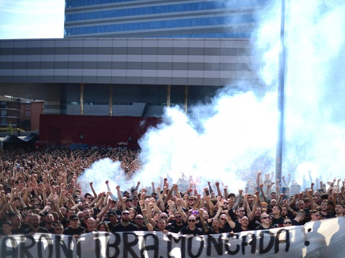 Soccer Football - Serie A - AC Milan v Monza - Milan, Italy - May 24, 2025 AC Milan's Curva Sud fans stage a peaceful protest outside the club's headquarters ahead of the final match of the season against Monza to voice discontent with owner Gerry Cardinale of RedBird Capital and management following a disappointing season that saw the team miss out on European competition REUTERS/Daniele Mascolo