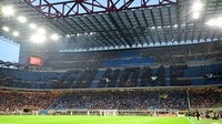 Di dalam San Siro saat pertandingan melawan Monza, suporter membentuk kata Go Home sebelum keluar meninggalkan stadion sebagai bentuk protes. Foto: REUTERS/Daniele Mascolo