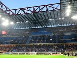 Di dalam San Siro saat pertandingan melawan Monza, suporter membentuk kata Go Home sebelum keluar meninggalkan stadion sebagai bentuk protes. Foto: REUTERS/Daniele Mascolo