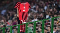 Sejumlah suporter juga menyuarakan aspirasinya agar Paolo Maldini ditarik kembali ke klub. Foto: REUTERS/Daniele Mascolo