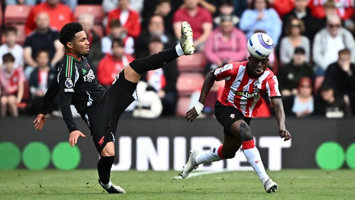 Soccer Football - Premier League - Southampton v Arsenal - St Marys Stadium, Southampton, Britain - May 25, 2025 Southamptons Kamaldeen Sulemana in action with Arsenals Ethan Nwaneri REUTERS/Dylan Martinez EDITORIAL USE ONLY. NO USE WITH UNAUTHORIZED AUDIO, VIDEO, DATA, FIXTURE LISTS, CLUB/LEAGUE LOGOS OR LIVE SERVICES. ONLINE IN-MATCH USE LIMITED TO 120 IMAGES, NO VIDEO EMULATION. NO USE IN BETTING, GAMES OR SINGLE CLUB/LEAGUE/PLAYER PUBLICATIONS. PLEASE CONTACT YOUR ACCOUNT REPRESENTATIVE FOR FURTHER DETAILS..