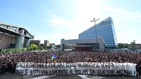 Singer, Cardinale, Furlani, Scaroni, Ibra, Moncada -- kalian semua harus pergi, bebaskan Milan dari penderitaan ini, demikian bunyi spanduk yang dibentangkan suporter Milan. Foto: REUTERS/Daniele Mascolo