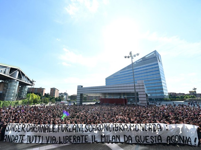 Soccer Football - Serie A - AC Milan v Monza - Milan, Italy - May 24, 2025 AC Milan's Curva Sud fans stage a peaceful protest outside the club's headquarters ahead of the final match of the season against Monza to voice discontent with owner Gerry Cardinale of RedBird Capital and management following a disappointing season that saw the team miss out on European competition REUTERS/Daniele Mascolo
