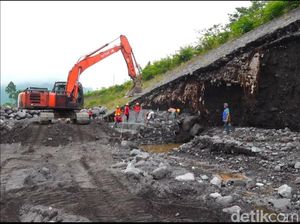 Tanggul Aliran Lahar Semeru Ambrol 280 Meter, Begini Janji Khofifah Tanggul Aliran Lahar Semeru Ambrol 280 Meter, Begini Janji Khofifah