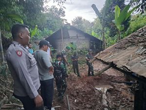 Sedang Gali Sumur, Warga di Parungpanjang Bogor Temukan Mortir Sedang Gali Sumur, Warga di Parungpanjang Bogor Temukan Mortir