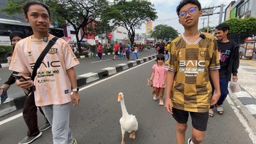 Warga Membawa Soang Saat Jogging di CFD Depok: Agar Terjalin Hubungan Sosial
