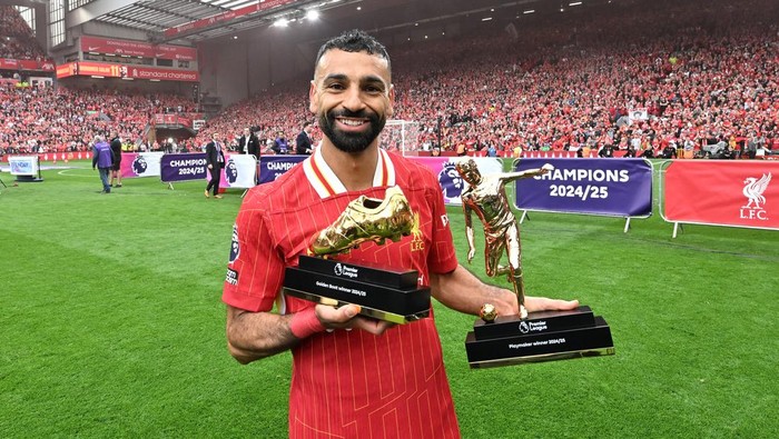 2216995141 LIVERPOOL, ENGLAND - MAY 25: (THE SUN OUT. THE SUN ON SUNDAY OUT) Mohamed Salah of Liverpool poses for a photo with his Premier League Golden boot and Playmakers award after the teams 1-1 draw in the Premier League match between Liverpool FC and Crystal Palace FC at Anfield on May 25, 2025 in Liverpool, England. (Photo by Liverpool FC/Liverpool FC via Getty Images)
