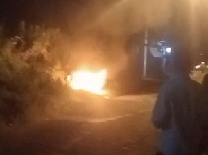 3 Remaja Kepergok Bobol Rumah di Gresik, 2 Motornya Dibakar Warga 3 Remaja Kepergok Bobol Rumah di Gresik, 2 Motornya Dibakar Warga