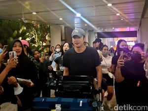 Bikin Baper! Jung Jun Won Gambar Heart Sign di Kaca Bus Saat Tiba di Bali