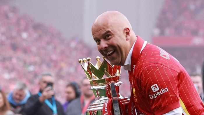 Soccer Football - Premier League - Liverpool v Crystal Palace - Anfield, Liverpool, Britain - May 25, 2025 Liverpool manager Arne Slot celebrates with the trophy after winning the Premier League REUTERS/Phil Noble EDITORIAL USE ONLY. NO USE WITH UNAUTHORIZED AUDIO, VIDEO, DATA, FIXTURE LISTS, CLUB/LEAGUE LOGOS OR LIVE SERVICES. ONLINE IN-MATCH USE LIMITED TO 120 IMAGES, NO VIDEO EMULATION. NO USE IN BETTING, GAMES OR SINGLE CLUB/LEAGUE/PLAYER PUBLICATIONS. PLEASE CONTACT YOUR ACCOUNT REPRESENTATIVE FOR FURTHER DETAILS..
