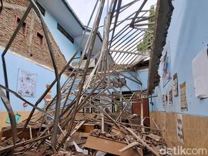 Atap Kelas Ambruk, Siswa SDN Petung III Pasuruan Belajar di Polindes Atap Kelas Ambruk, Siswa SDN Petung III Pasuruan Belajar di Polindes