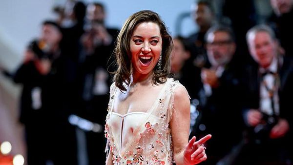 Aubrey Plaza Bawa Luka dan Ketegaran Langkahi Karpet Merah