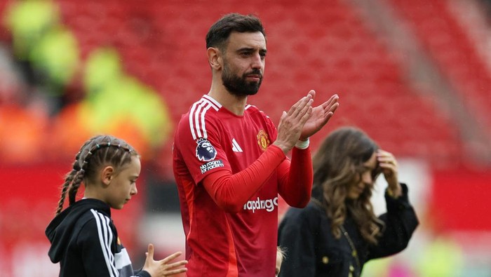 Soccer Football - Premier League - Manchester United v Aston Villa - Old Trafford, Manchester, Britain - May 25, 2025 Manchester Uniteds Bruno Fernandes during a lap of appreciation after the match REUTERS/Chris Radburn EDITORIAL USE ONLY. NO USE WITH UNAUTHORIZED AUDIO, VIDEO, DATA, FIXTURE LISTS, CLUB/LEAGUE LOGOS OR LIVE SERVICES. ONLINE IN-MATCH USE LIMITED TO 120 IMAGES, NO VIDEO EMULATION. NO USE IN BETTING, GAMES OR SINGLE CLUB/LEAGUE/PLAYER PUBLICATIONS. PLEASE CONTACT YOUR ACCOUNT REPRESENTATIVE FOR FURTHER DETAILS..