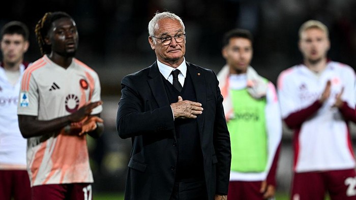 Claudio Ranieri TURIN, ITALY - MAY 25: Claudio Ranieri of AS Roma greets fans after during the Serie A match between Torino and Roma at Stadio Olimpico di Torino on May 25, 2025 in Turin, Italy. (Photo by Image Photo Agency/Getty Images)