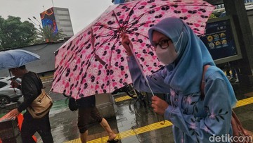 Sudah Masuk Musim Kemarau, Kok Masih Hujan Lebat? BMKG Bilang Gini