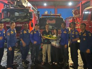 Palugada! Damkar Jogja Bantu Beri Kejutan Ultah buat Sejoli Mahasiswa Palugada! Damkar Jogja Bantu Beri Kejutan Ultah buat Sejoli Mahasiswa