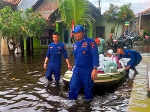 Banjir Demak, Ditpolairud Polda Jateng Antar Jemput Siswa Pakai Perahu-Truk Banjir Demak, Ditpolairud Polda Jateng Antar Jemput Siswa Pakai Perahu-Truk