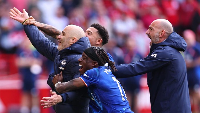enzo maresca chelsea liga inggris premier league nottingham vs chelsea nottingham forest vs chelsea NOTTINGHAM, ENGLAND - MAY 25: Enzo Maresca manager / head coach of Chelsea celebrates with Noni Madueke and Jadon Sancho of Chelsea after qualifying for the UEFA Champions League during the Premier League match between Nottingham Forest FC and Chelsea FC at City Ground on May 25, 2025 in Nottingham, England. (Photo by Robbie Jay Barratt - AMA/Getty Images)