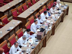 Menbud Fadli Zon Tegaskan yang Ditulis Ulang Bukan Sejarah Resmi Menbud Fadli Zon Tegaskan yang Ditulis Ulang Bukan Sejarah Resmi