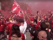 Video Anfield Kembali Memerah Saat Liverpool Angkat Trofi Liga Inggris