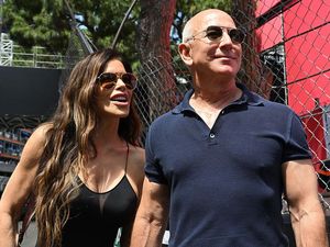 Video: Tamu-tamu VIP Mulai Berdatangan Jelang Pernikahan Jeff Bezos Video: Tamu-tamu VIP Mulai Berdatangan Jelang Pernikahan Jeff Bezos